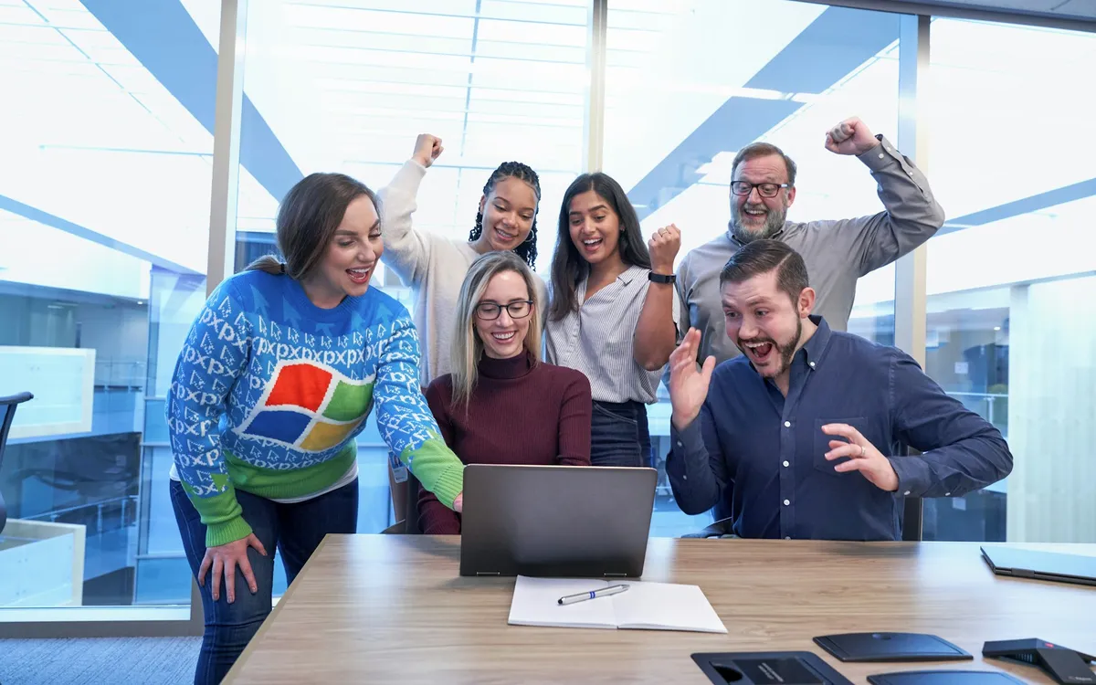 Equipe de pequena empresa reunida no escritório