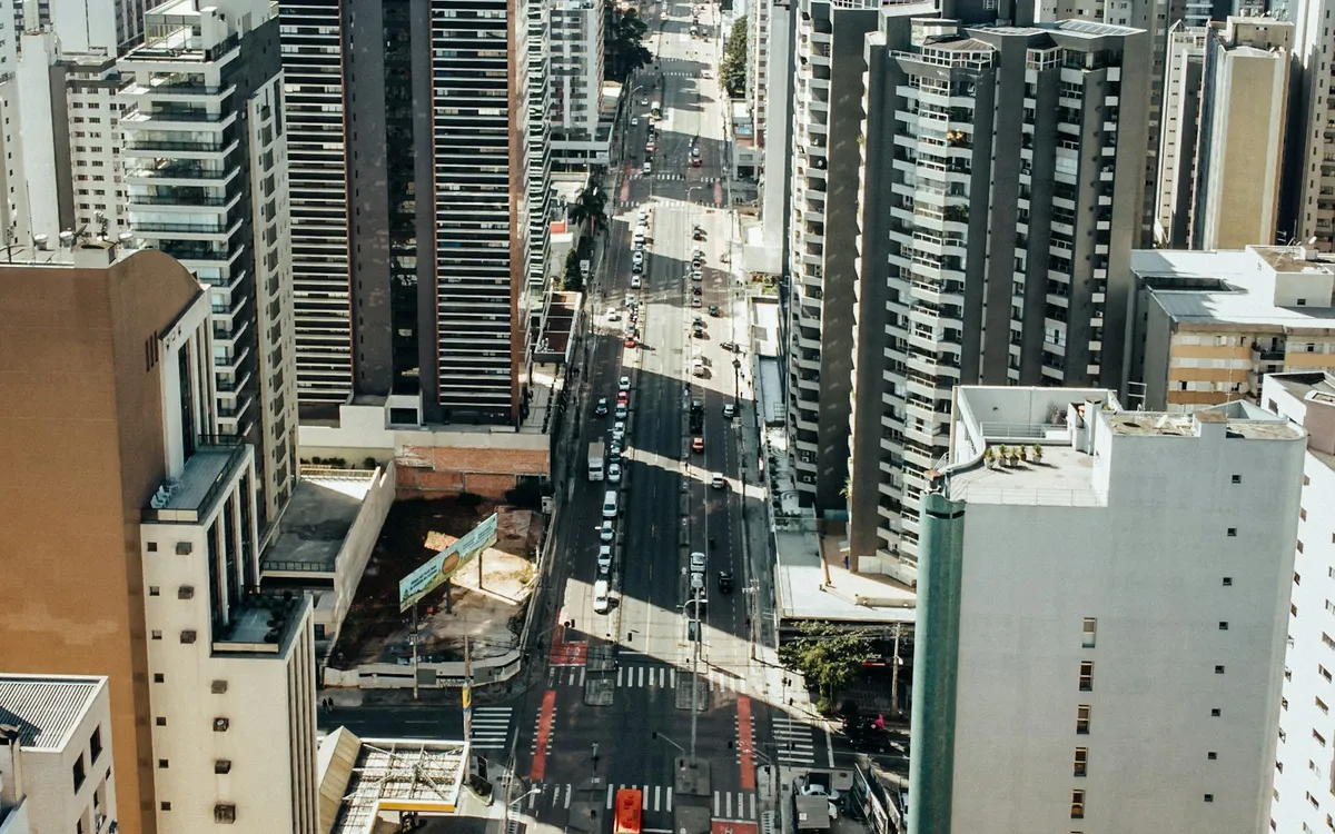 Vista aérea de uma avenida larga entre prédios altos
