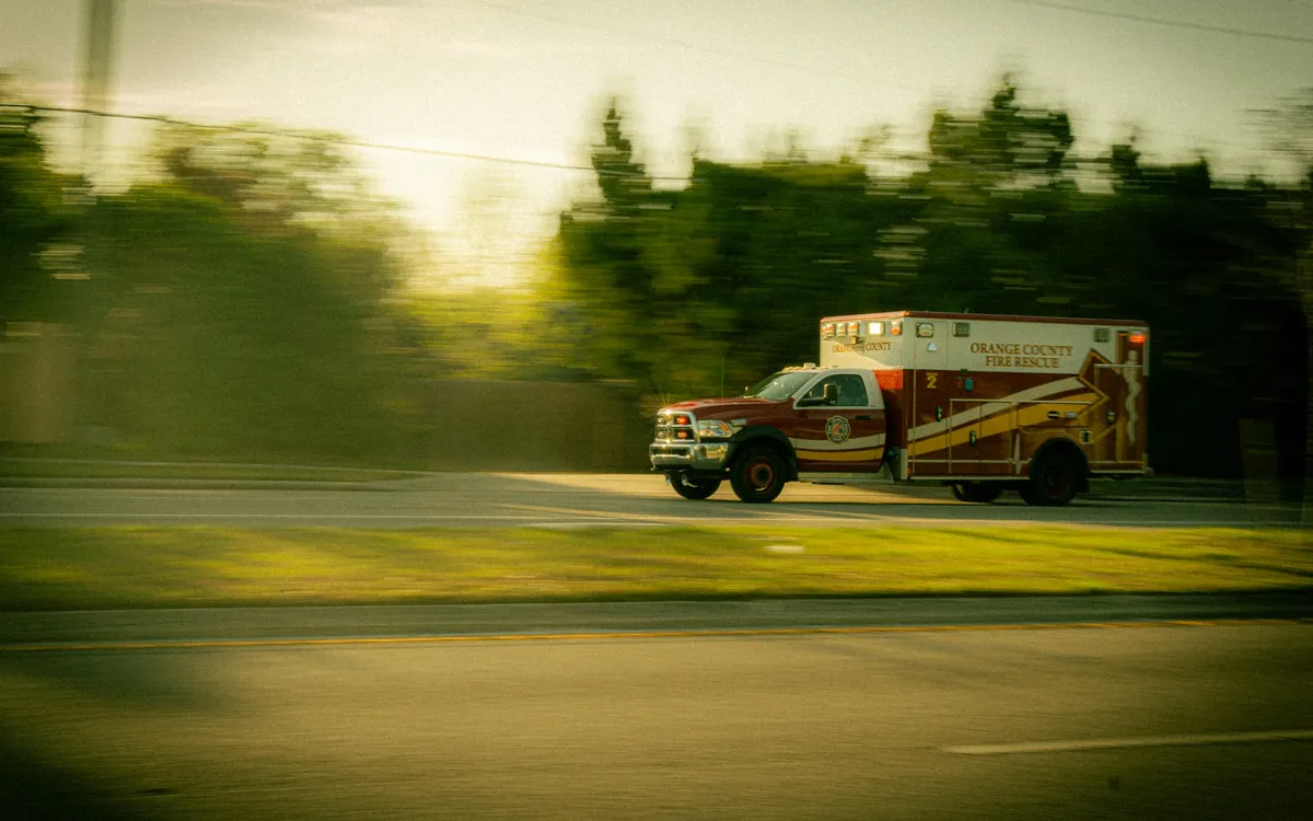 Ambulância em movimento em uma estrada