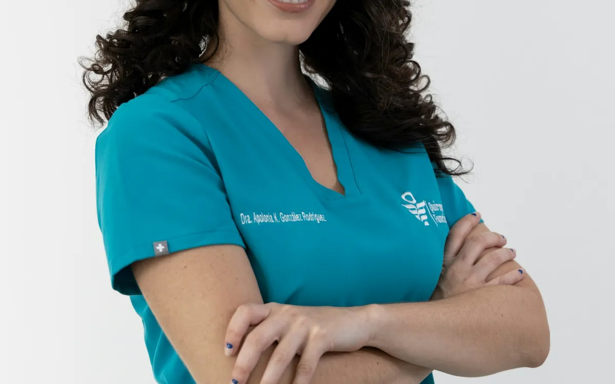 Mulher sorridente de cabelos cacheados