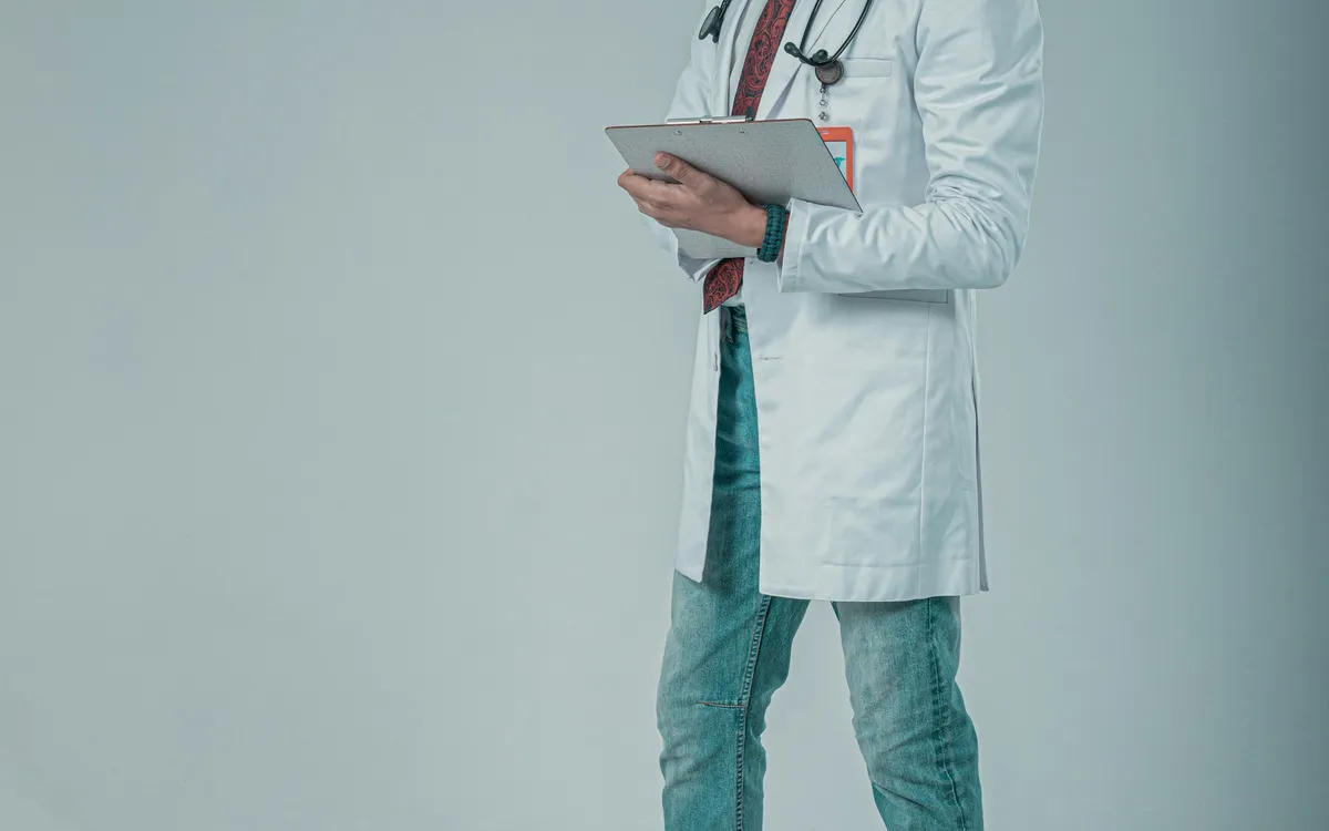 Médico de jaleco branco sorrindo