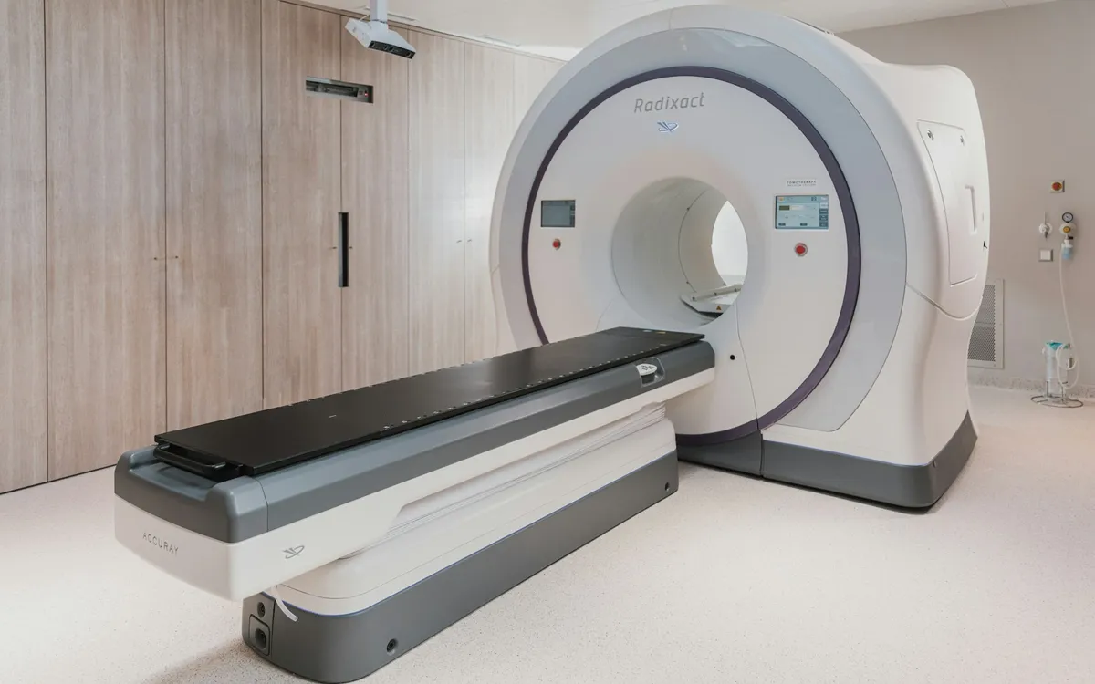 Aparelho de radioterapia em uma sala de tratamento