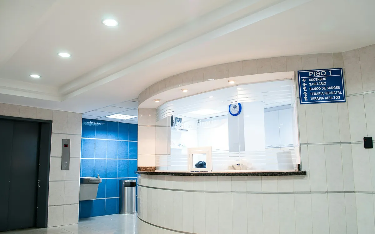 Recepção de hospital com sinalização