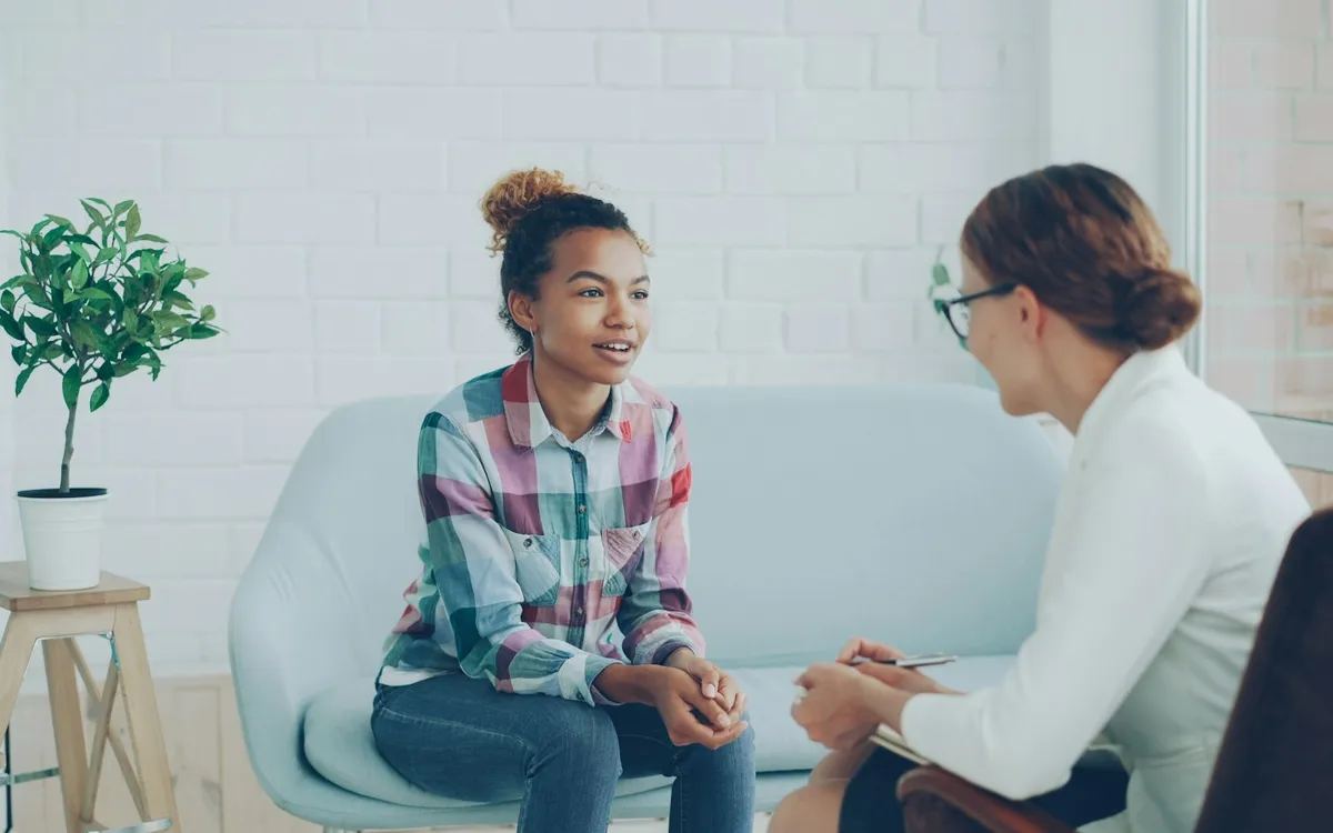 Duas mulheres conversando em um escritório
