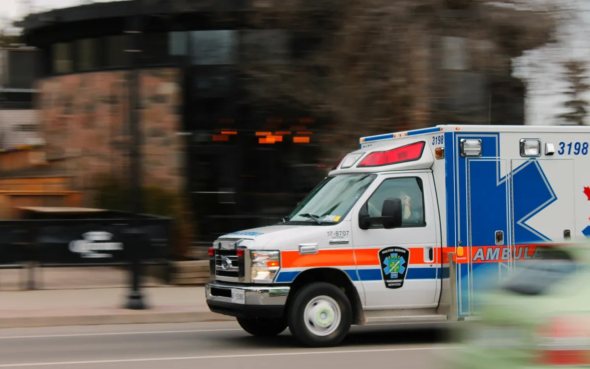 Ambulância branca e azul na estrada