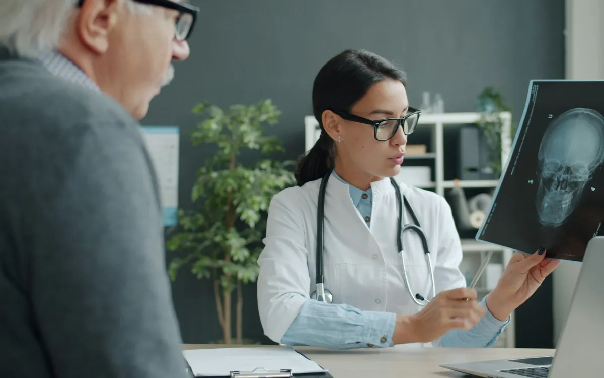 Médico mostrando um exame de raio-x ao paciente
