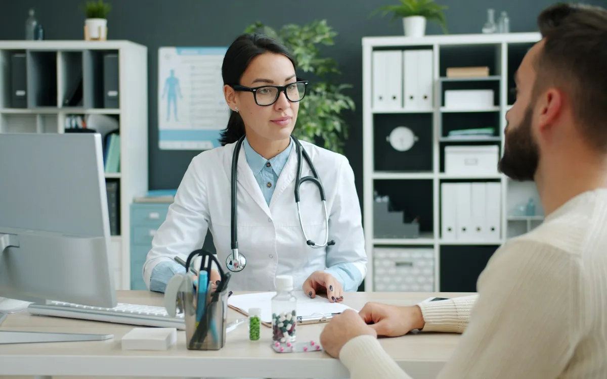 Médico atendendo um paciente no consultório