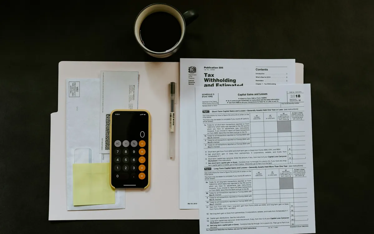 Recibos, calculadora e comprovantes sobre a mesa