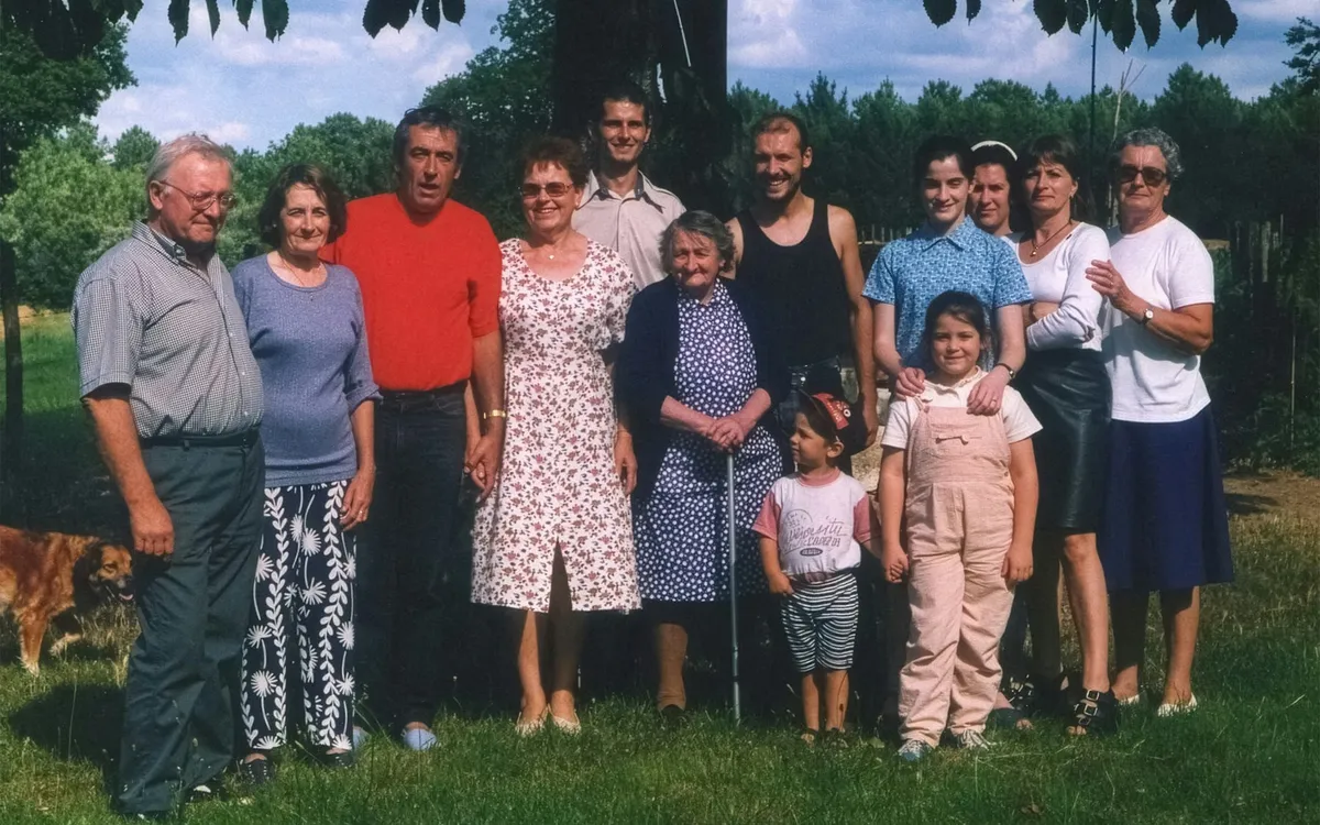 Família de várias gerações reunida em um gramado