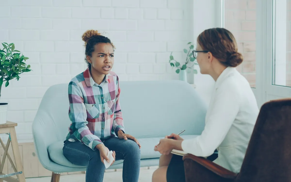 Mulher conversando com um terapeuta em um consultório