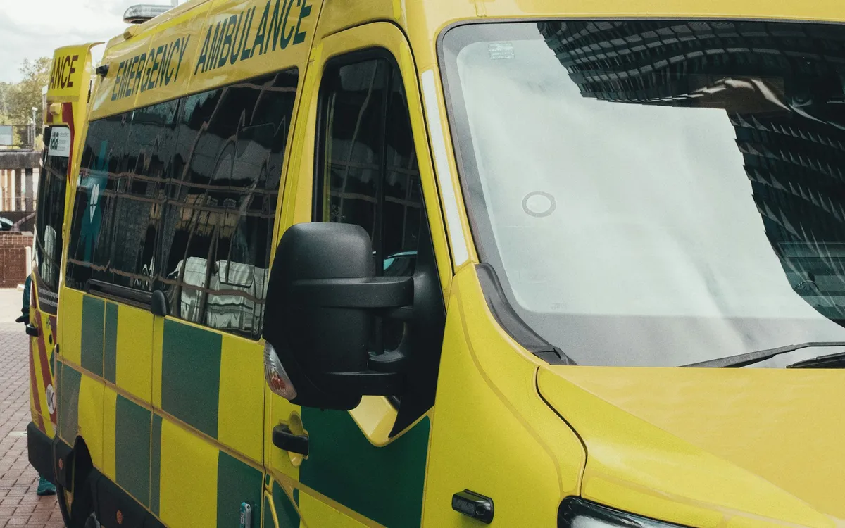 Ambulância estacionada em frente a um prédio