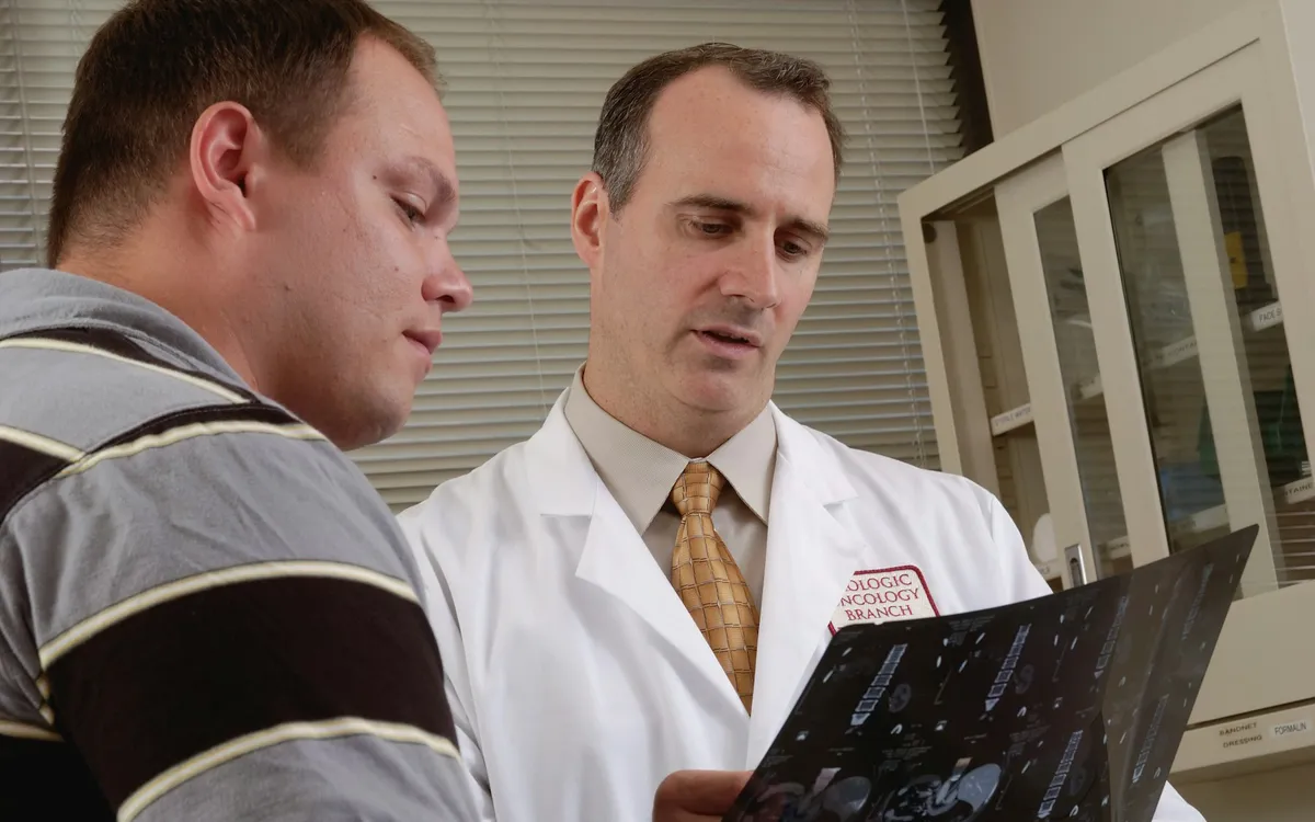 Médico mostrando um exame de imagem a um paciente