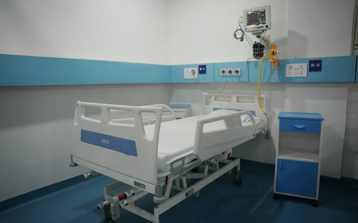 Quarto de hospital moderno com cama ajustável