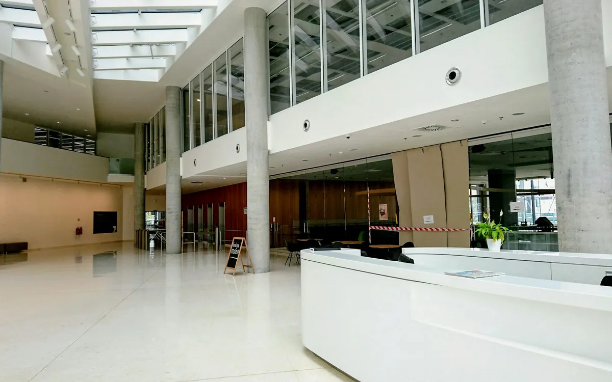Interior claro de um prédio com corredor