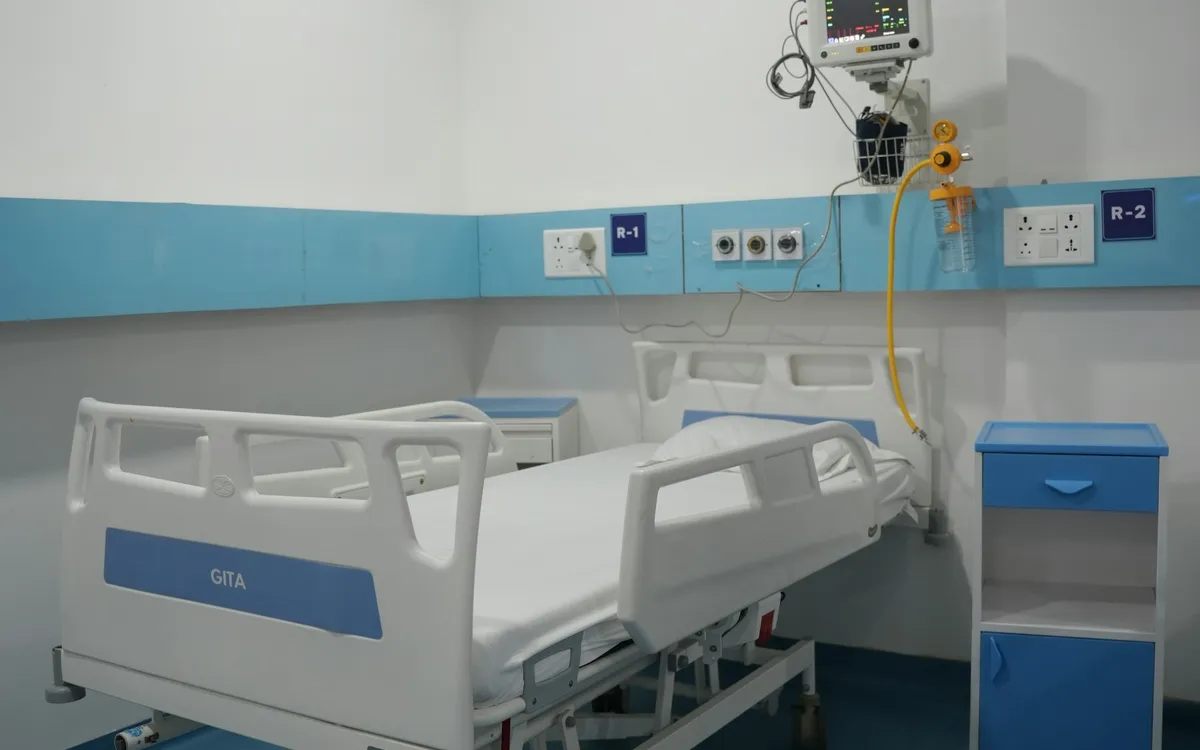 Quarto de hospital com leito e equipamentos