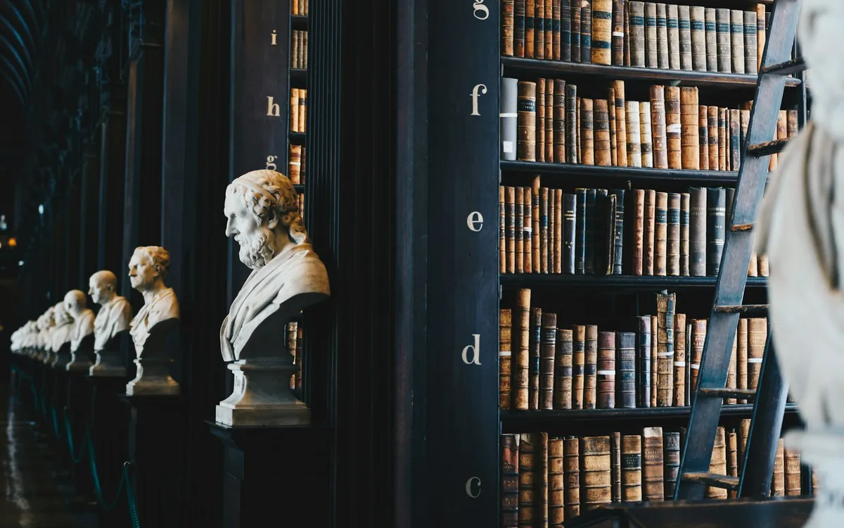 Estante de livros jurídicos em um escritório de advocacia