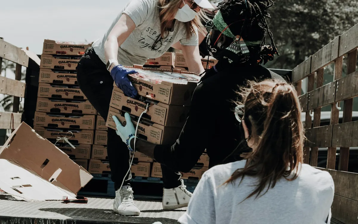 Voluntários organizando caixas de doações
