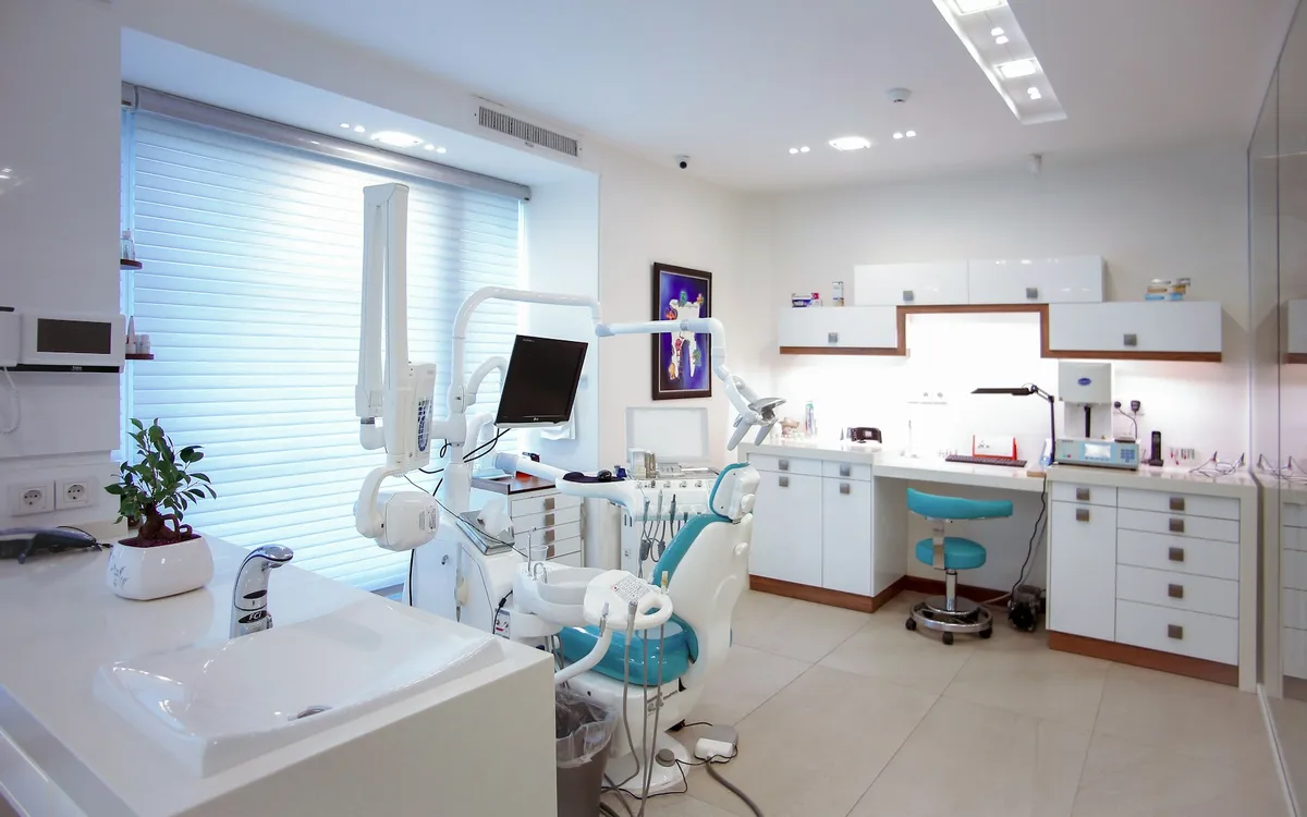 Consultório odontológico moderno com cadeira e equipamentos