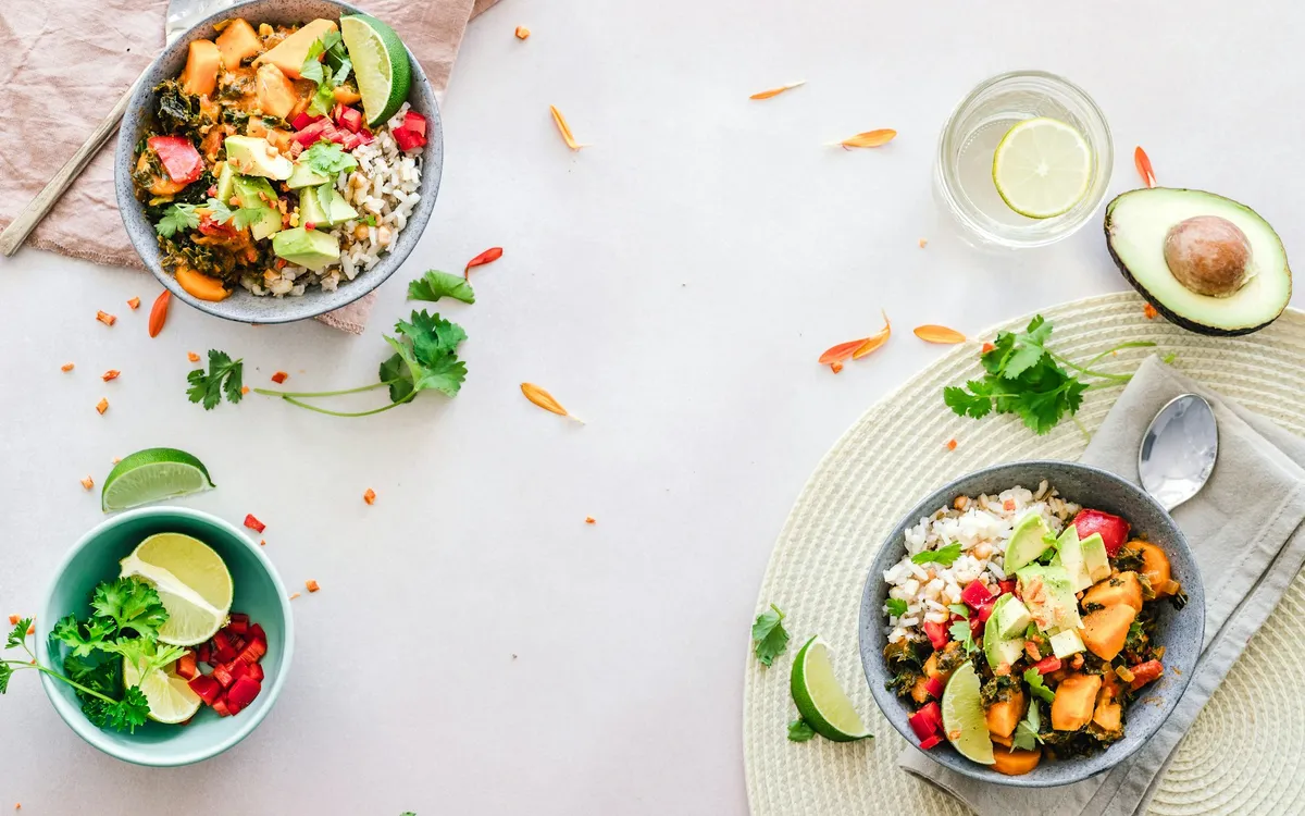 Tigela com comida saudável e colorida