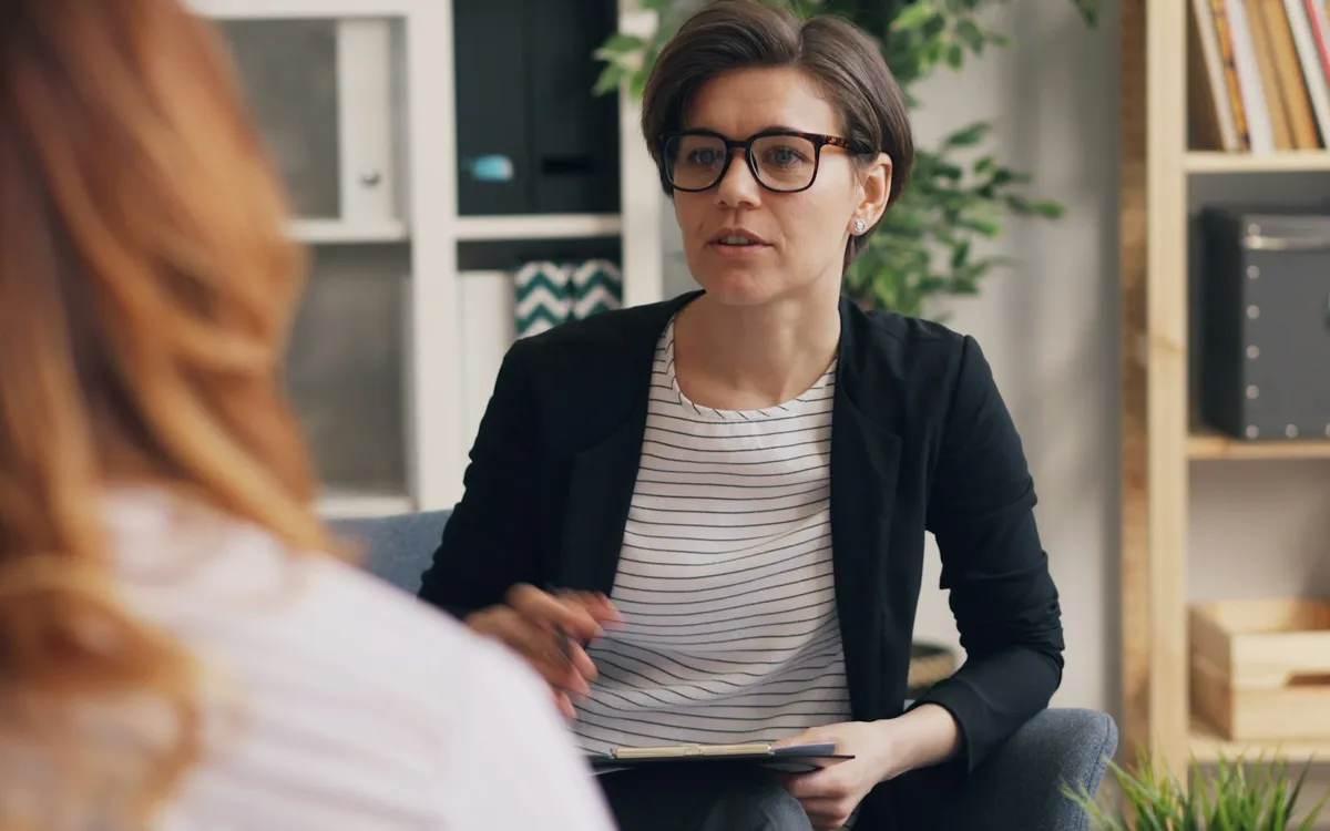 Psicóloga conversando com uma paciente em um consultório