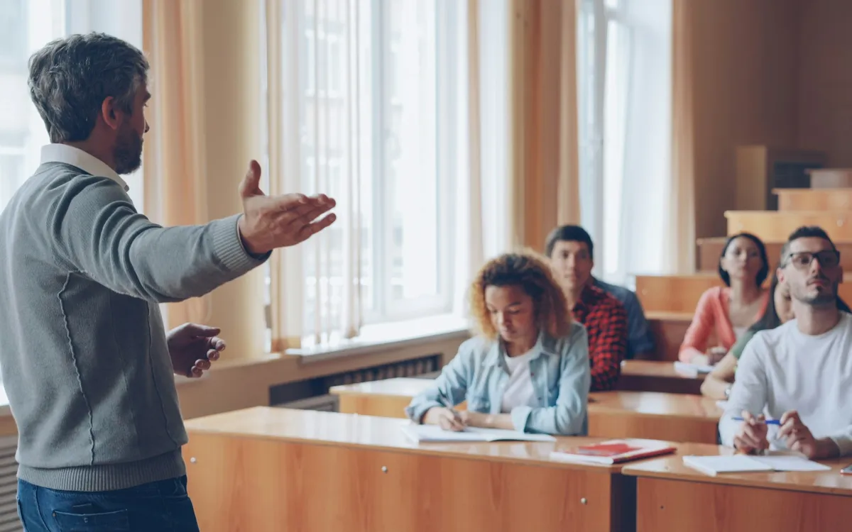 Professor explicando a matéria para alunos em uma sala de aula
