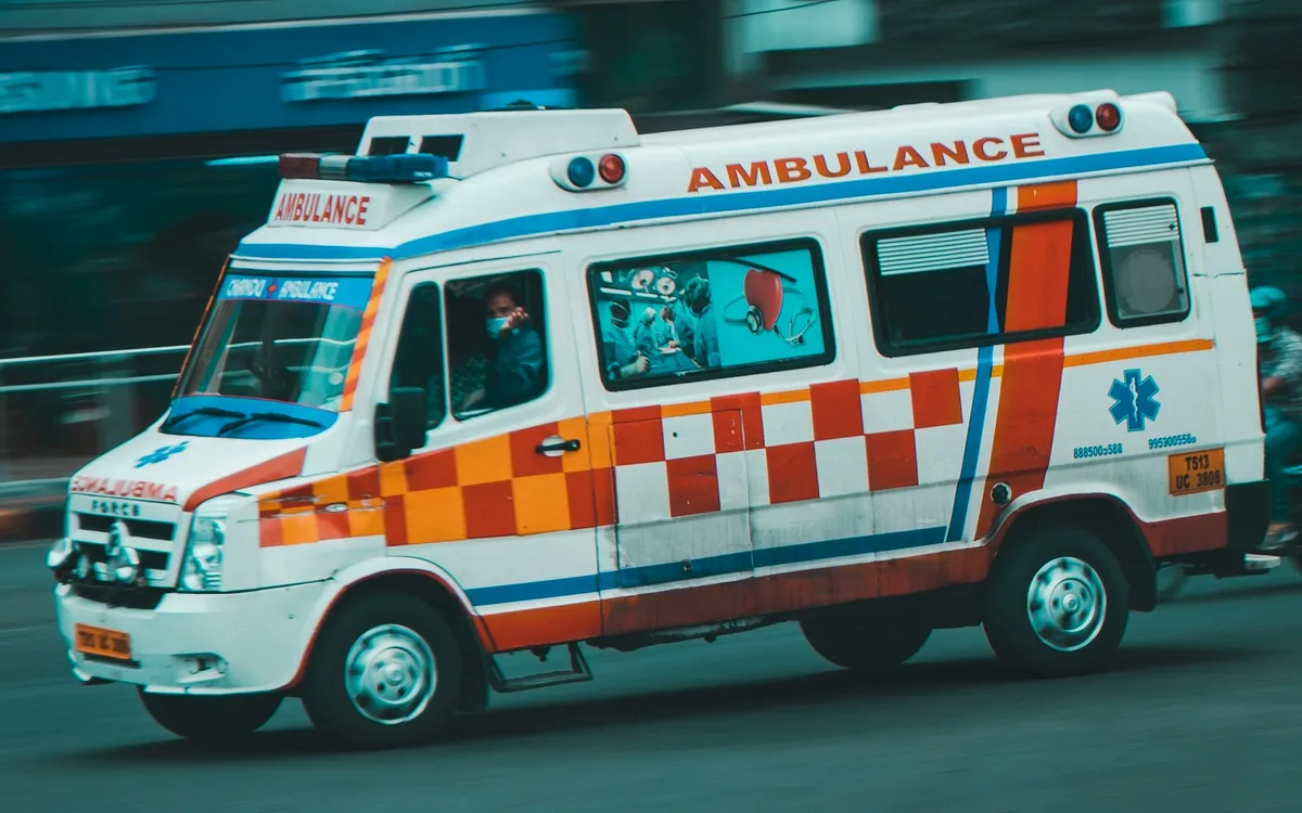 Ambulância circulando por uma rua da cidade
