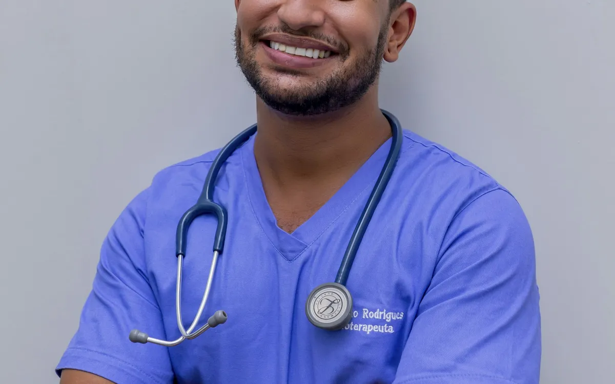 Profissional de saúde sorridente com estetoscópio no pescoço
