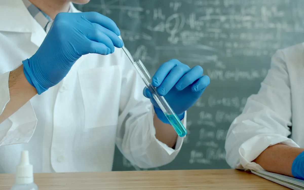 Cientistas de jaleco trabalhando em um laboratório