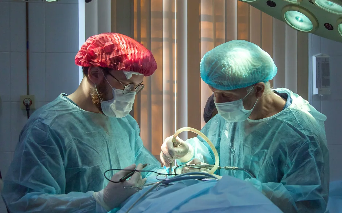 Equipe médica realizando uma cirurgia