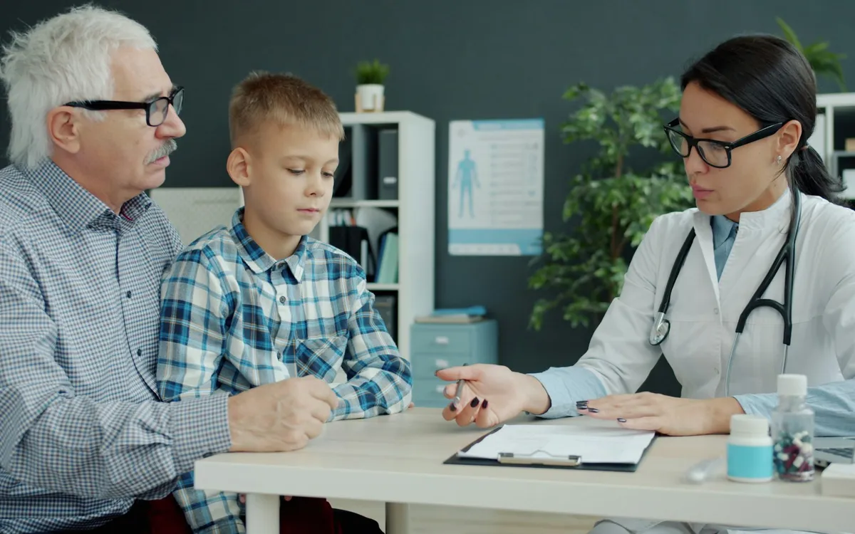 Médico atendendo avô e neto na mesma consulta