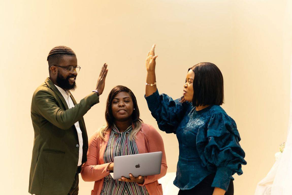 Equipe comemorando com um high five