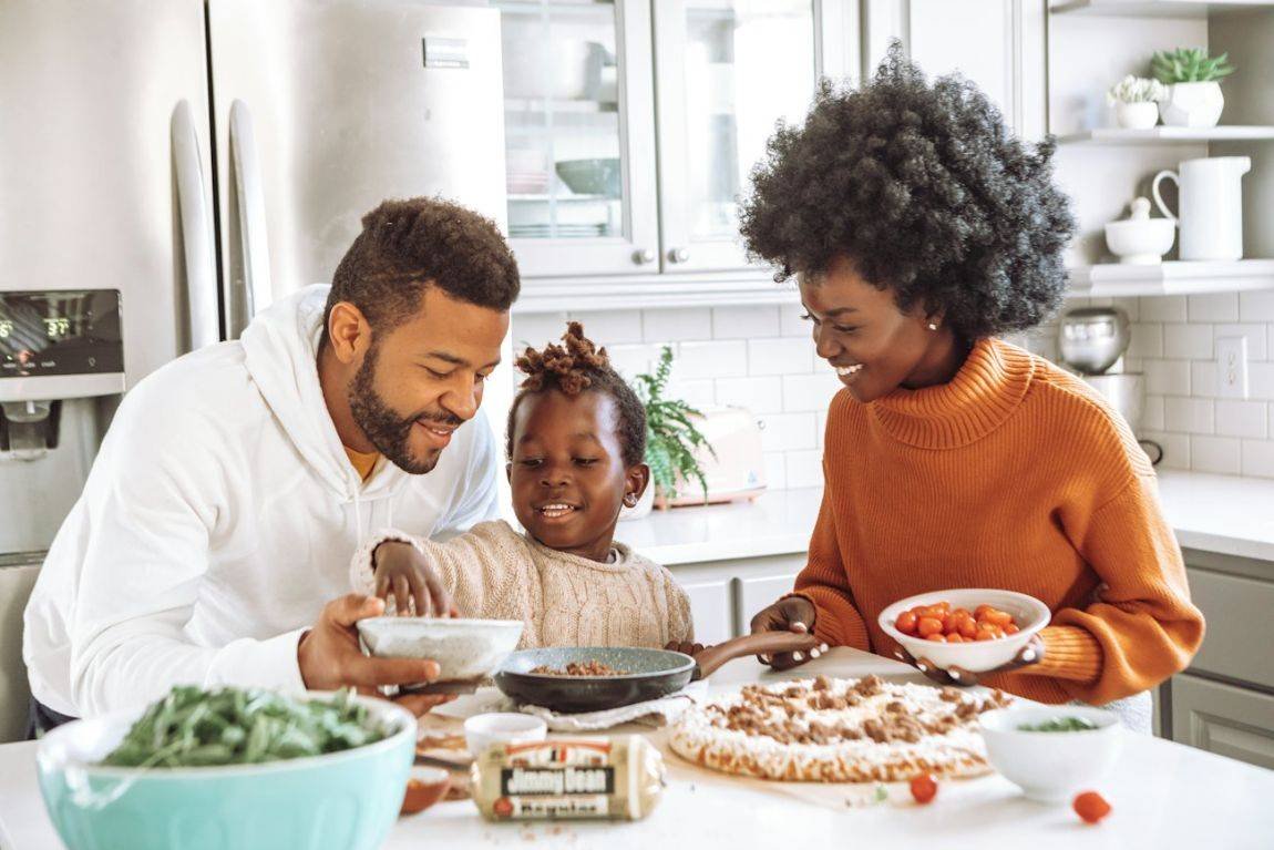 Família cozinhando junta em casa