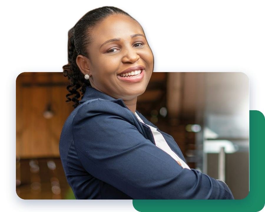 Empresária sorrindo de terninho